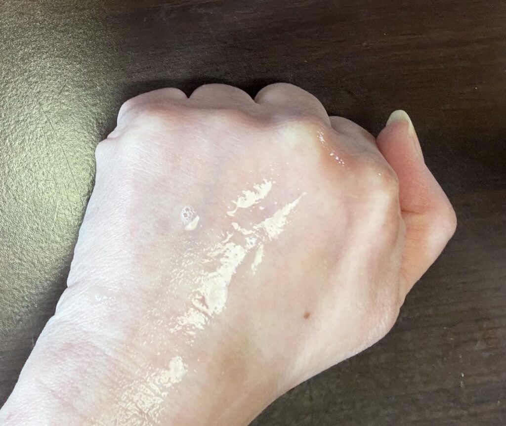 手に美容液がつきうるおいが凄い