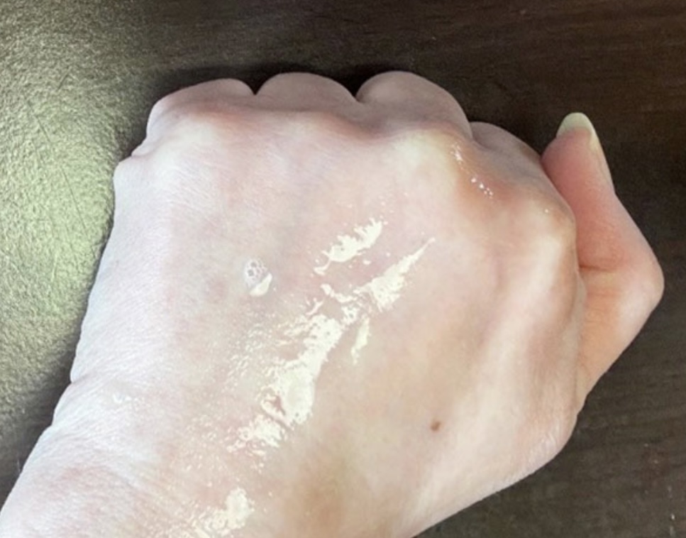 手にKEFENI美容液がモイスチャーについている
