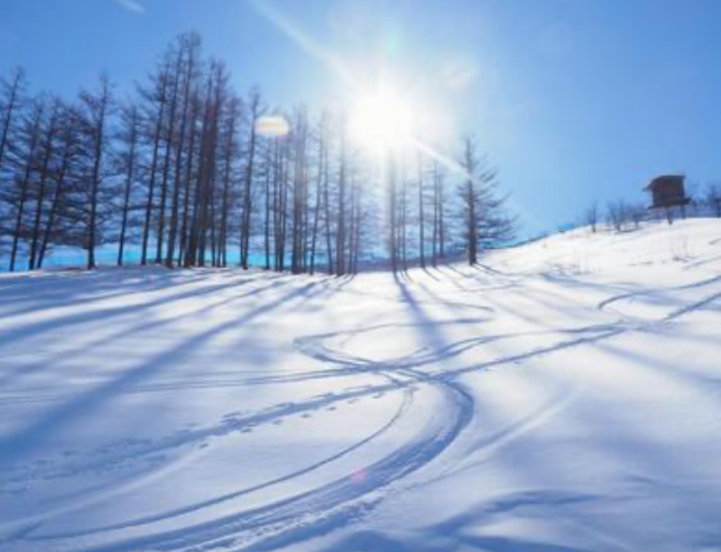 雪山では紫外線が雪に跳ね返り紫外線が下からも